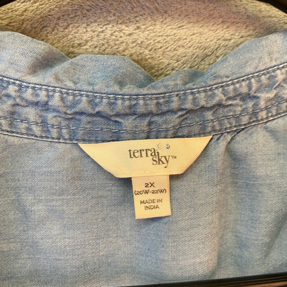 Terra & Sky Womens 2X Light Wash Sleeveless Pintuck Denim Shirt Button Down Top - Picture 2 of 5